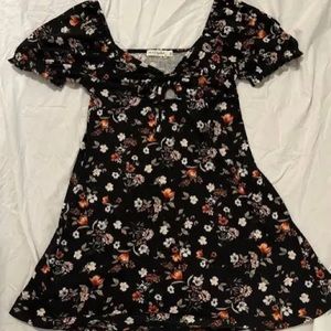I’m selling a black floral dress. It ties in the front. A medium great condition